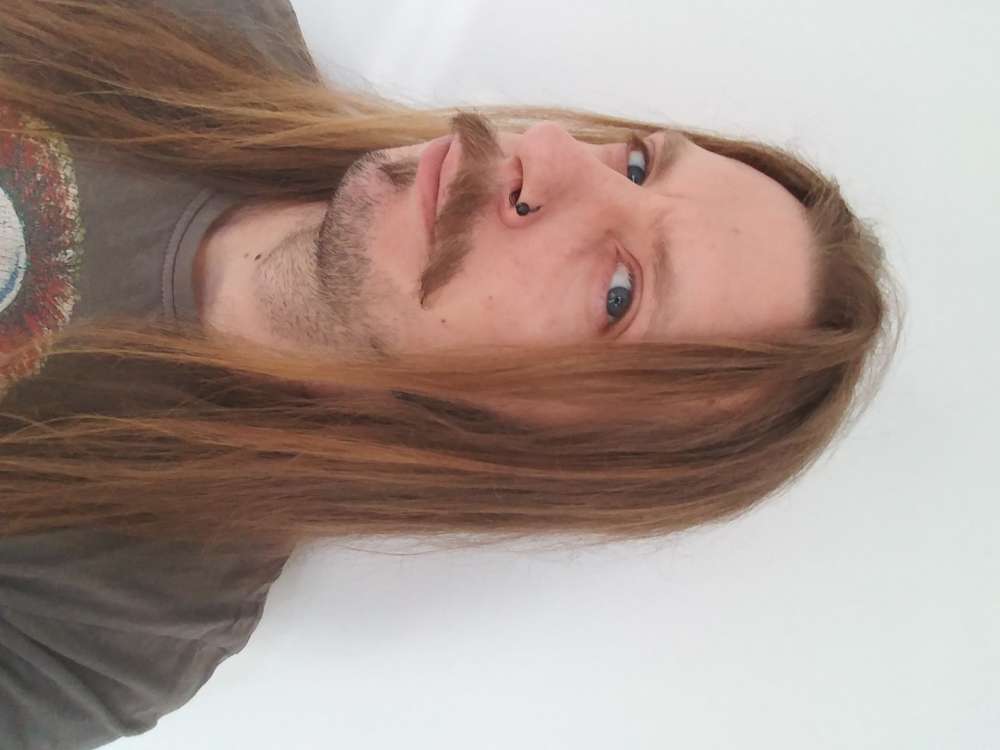 Metalgitarrist söker band.