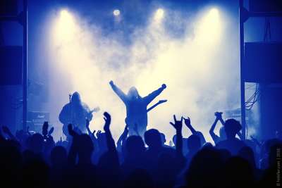 Vanhelga söker basist och trummis inför Europa Turné