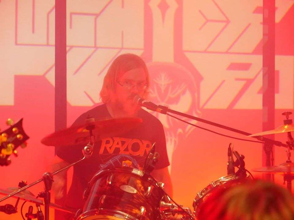 Traditionell metaltrummis finnes.