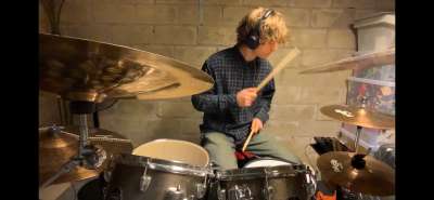 Trummis letar efter rock eller metal band